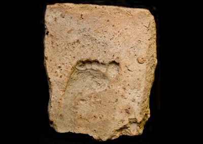 A clue to military life in a Roman brick with a footprint